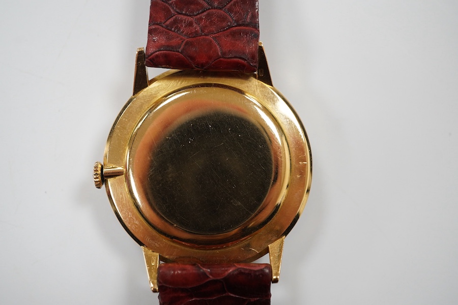 A gentleman's 18ct gold Movado Calendoscope manual wind wrist watch, with baton and Arabic numerals and date aperture, case diameter 35mm, on an associated leather strap. Condition - fair